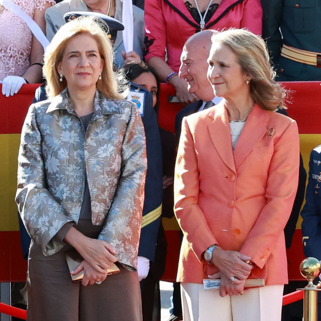 El reencuentro de las infantas Elena y Cristina en Torrejón de Ardoz: dos looks opuestos en el Homenaje a la Bandera