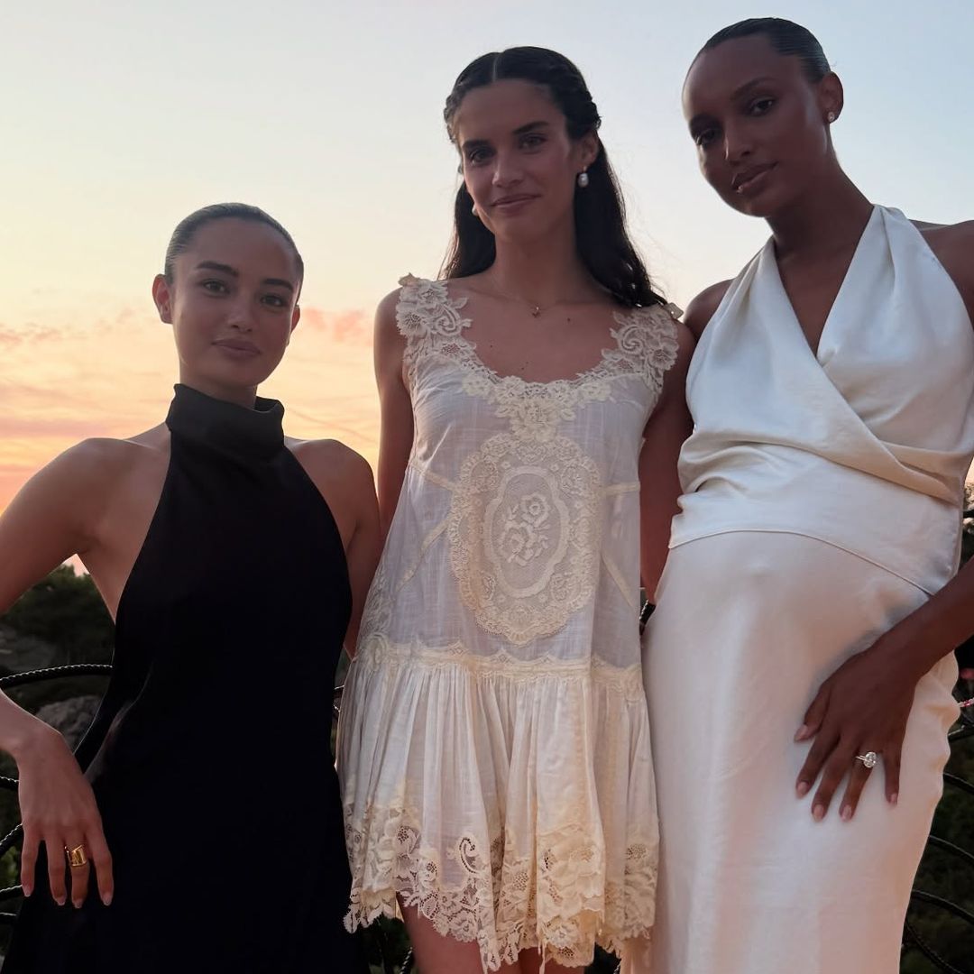 Sara Sampaio en el centro con las modelos Kelsey Merritt (izqda.) y Jasmine Tookes (dcha.) en Cerdeña. 