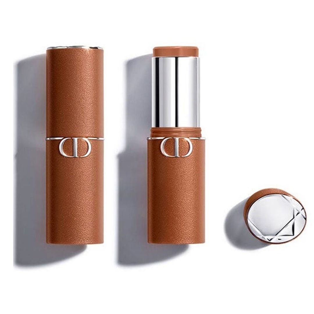 Dior Forever Skin Bronze (57 euros). Un bronceador en barra disponible en seis tonos soleados y enriquecido con esencia del complejo tan beautifier y de un cóctel de vitaminas: C para hidratar e iluminar; y E para embellecer y alisar.
