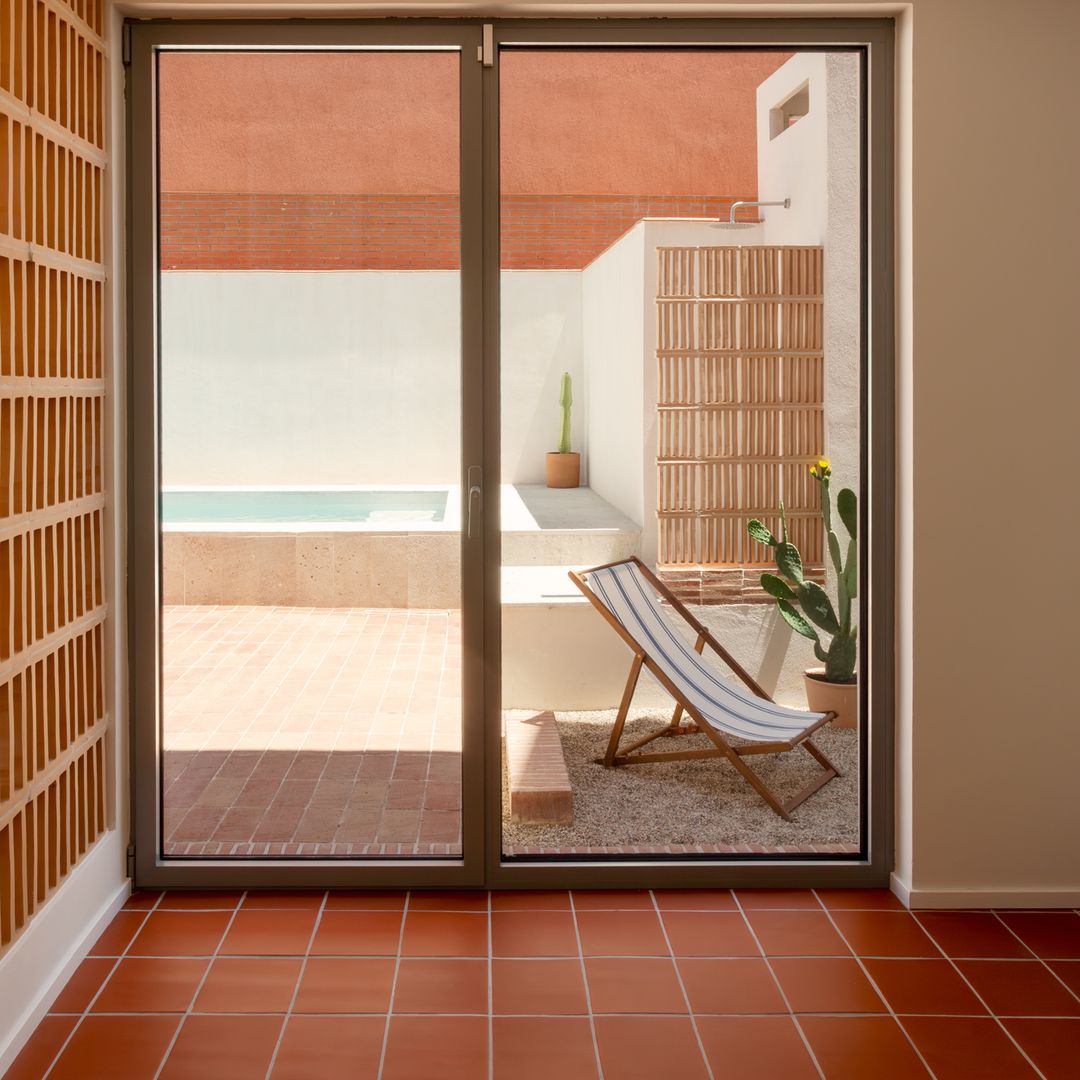 Patio, piscina y una reforma inteligente: la casa de Madrid que cambia por completo la forma de vivir el verano