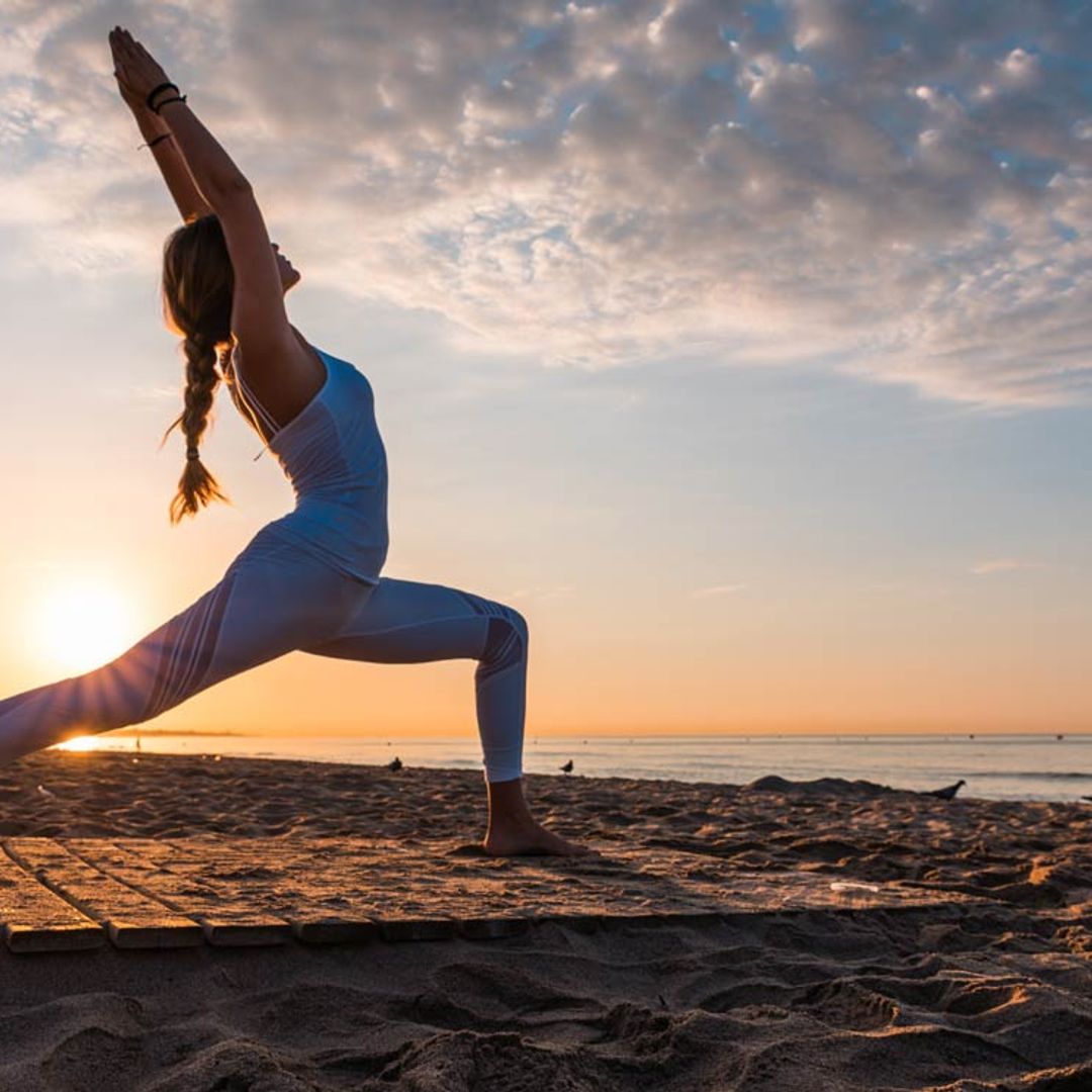 ¡Que el calor no te pare! Las mejores posturas de yoga para estos días de verano