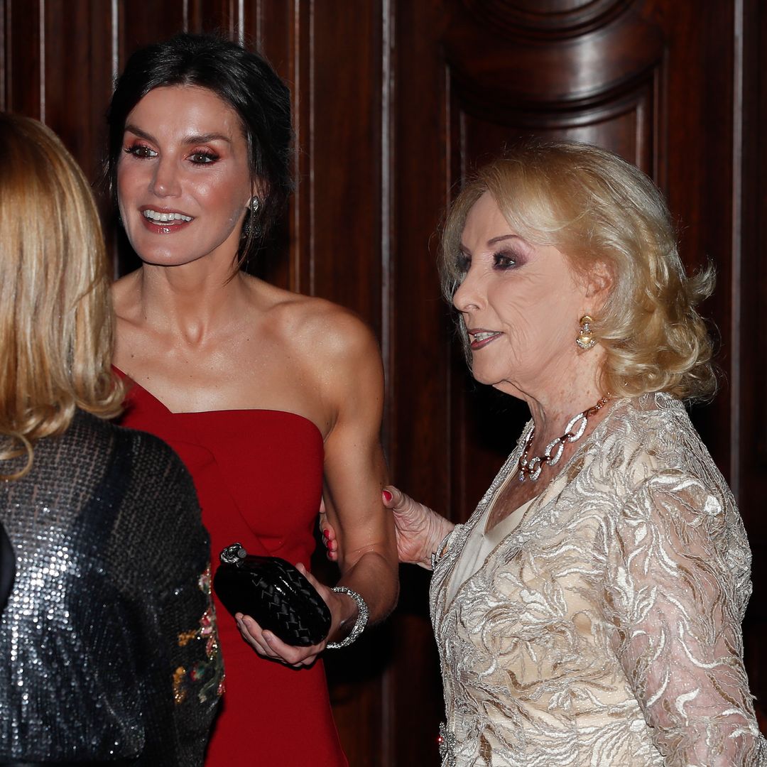 Preocupación por Mirtha Legrand, la mítica presentadora argentina de 99 años que se saltó el protocolo para darle un beso a la reina Letizia