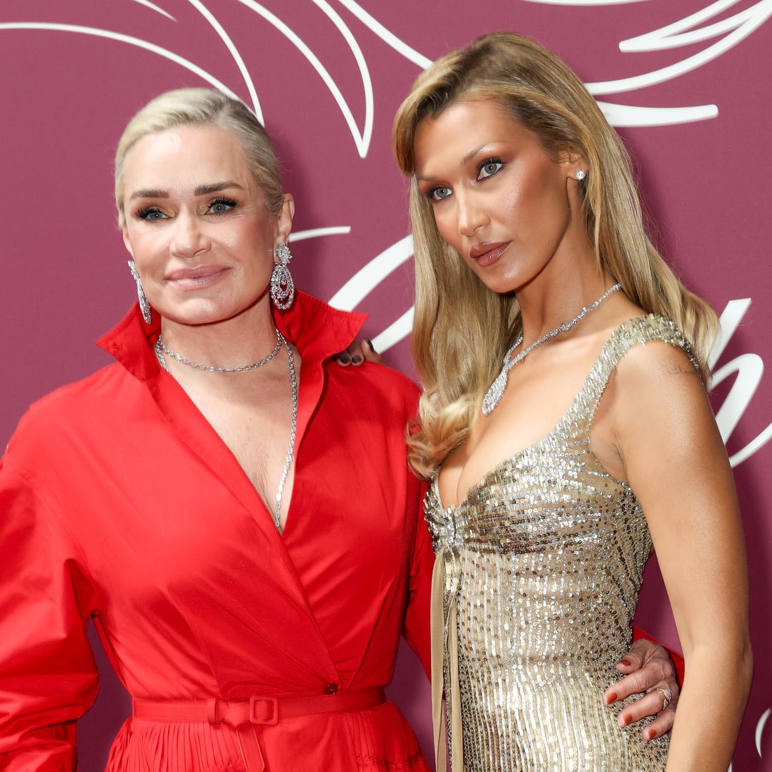 El dúo más elegante de Cannes: Bella Hadid protagoniza un momento lleno de estilo junto a su mamá