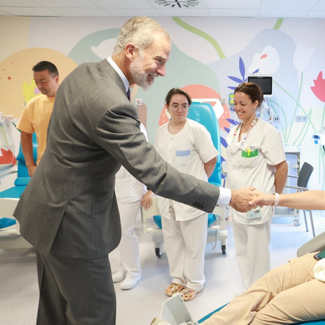El espontáneo saludo del rey Felipe VI con un niño en el hospital de Soria