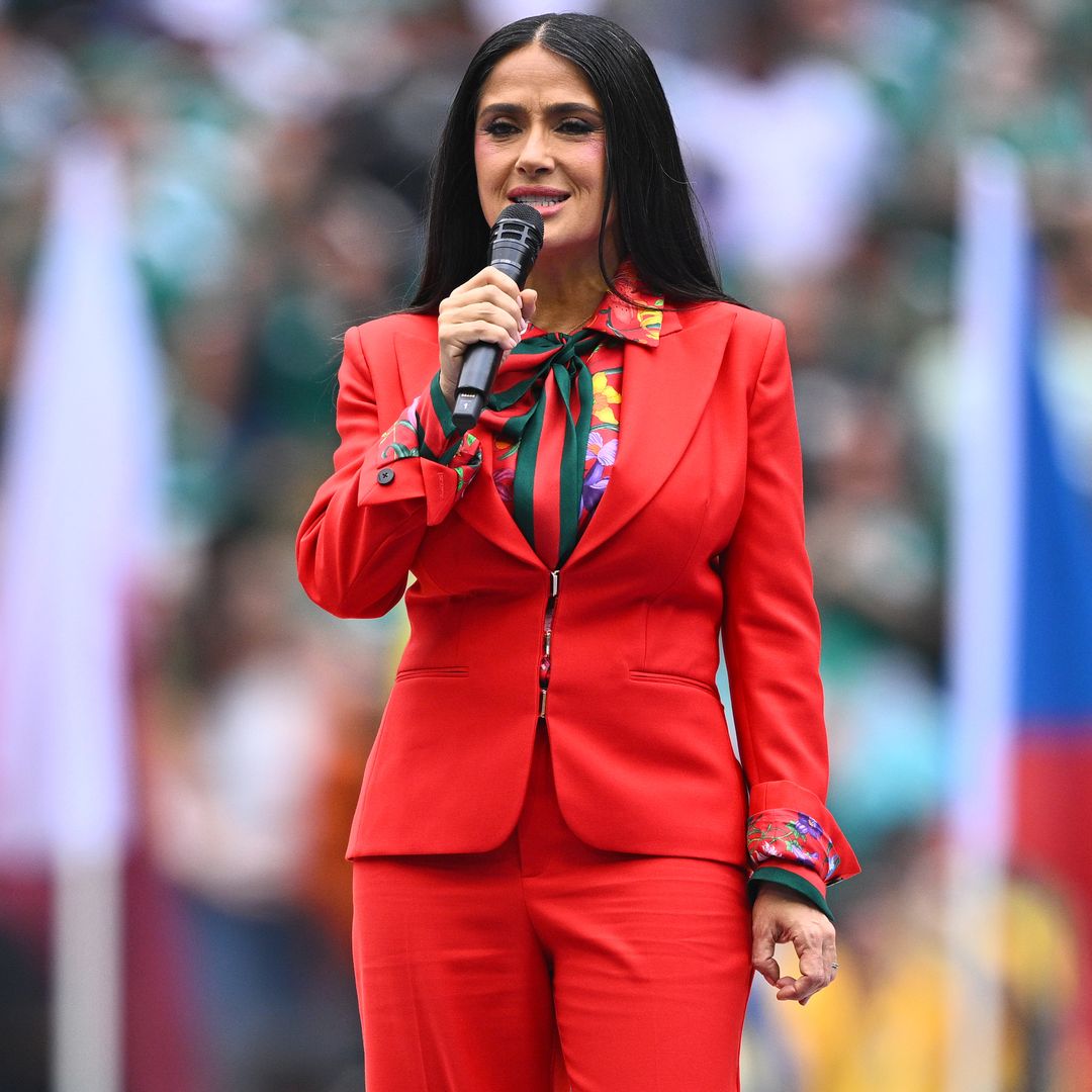 Salma Hayek hace historia con un traje rojo mexicano hecho a la medida en la Inauguración del Mundial 2026