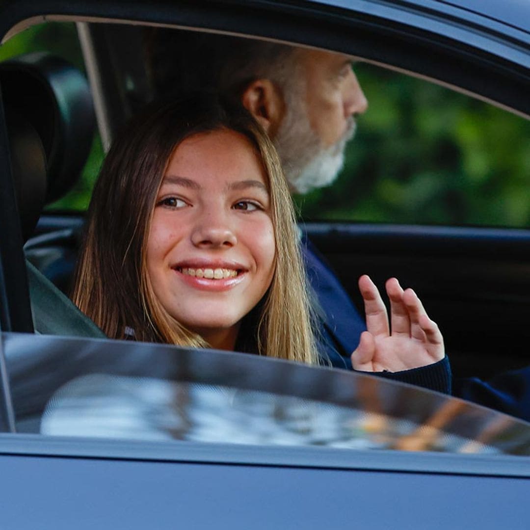 La infanta Sofía, acompañada de su padre, el rey Felipe, en su primer día de colegio