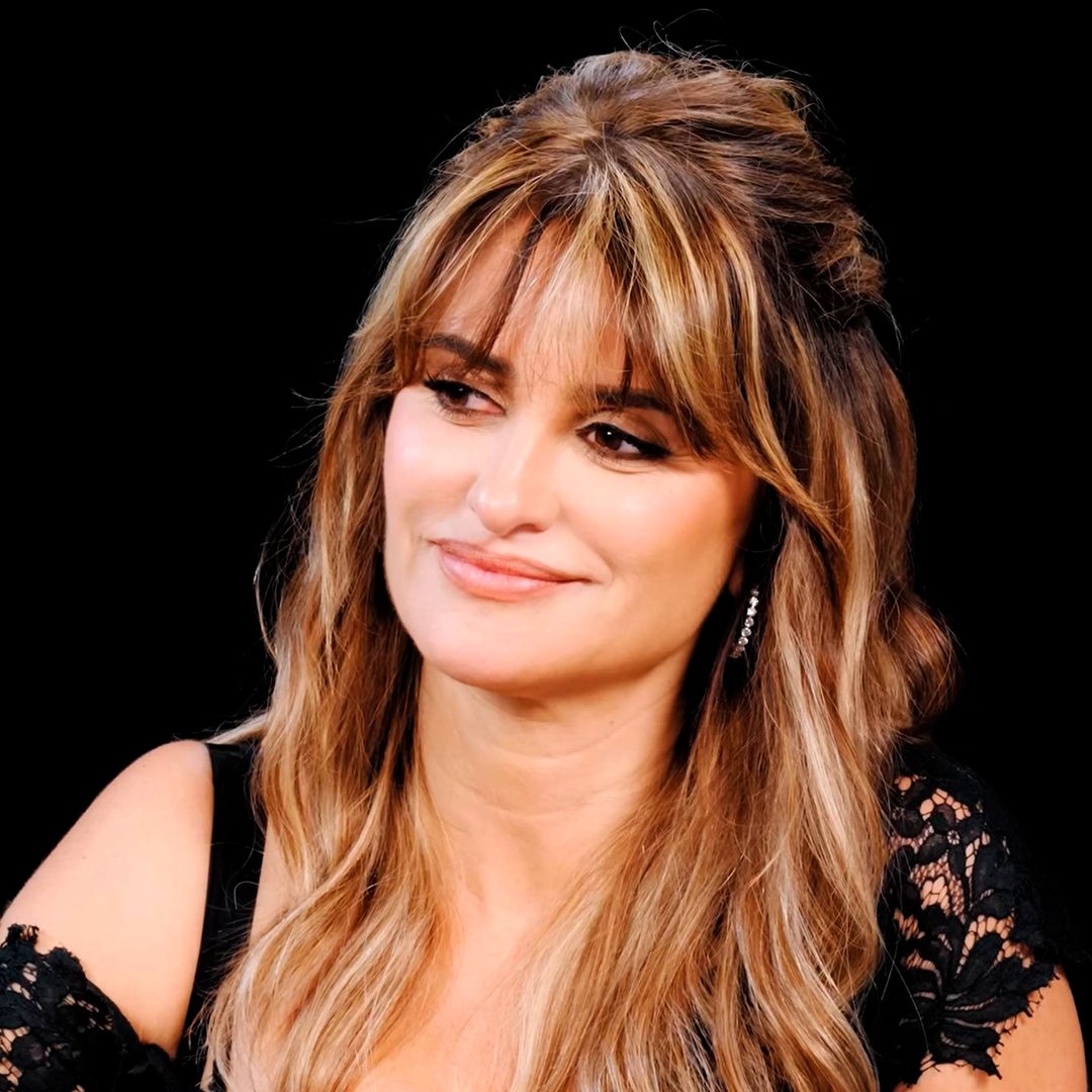 Penélope Cruz reaparece con el pelo corto, flequillo y las mechas cobrizas que son perfectas para melenas castañas en otoño