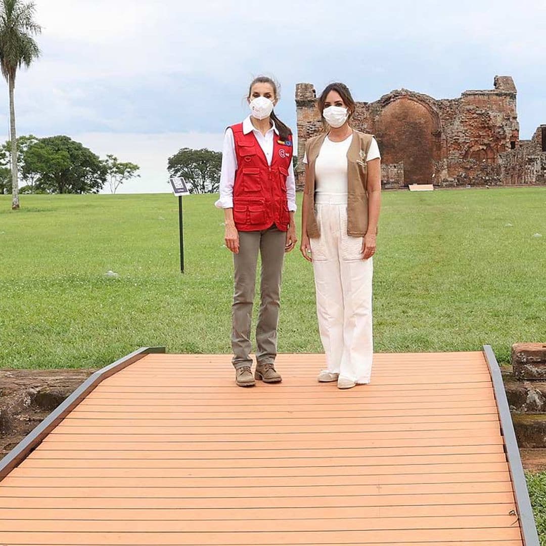 La Reina apoya el futuro de los jóvenes y mujeres de Paraguay antes de hacer una visita al pasado