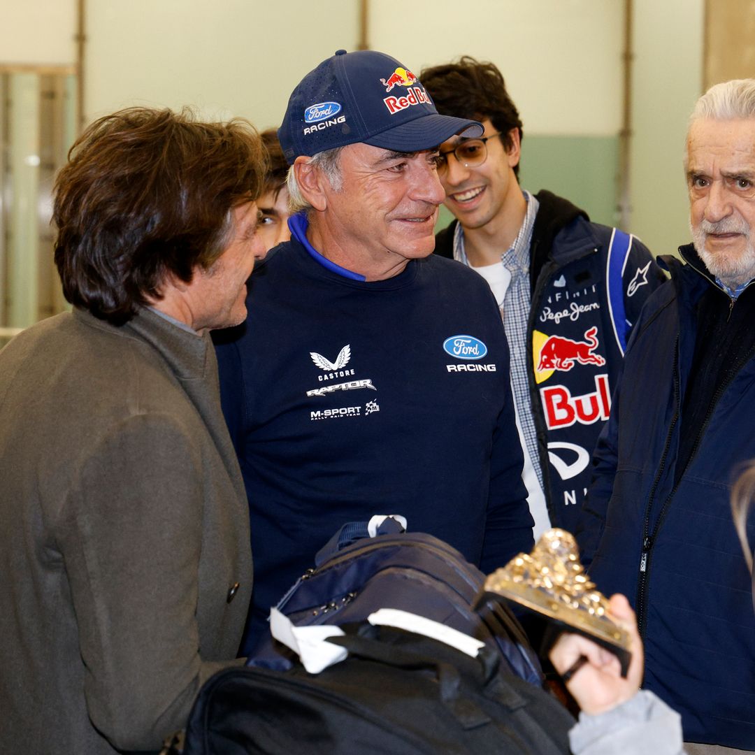 Carlos Sainz vuelve a España tras el Dakar 2026: el reencuentro con su familia y el abrazo con su mujer