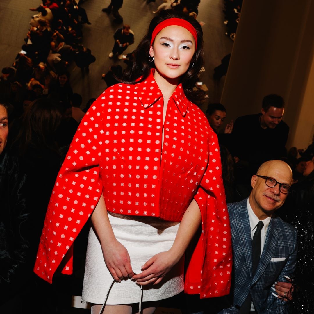 Lola Tung en el desfile de Tory Burch  con chaqueta roja