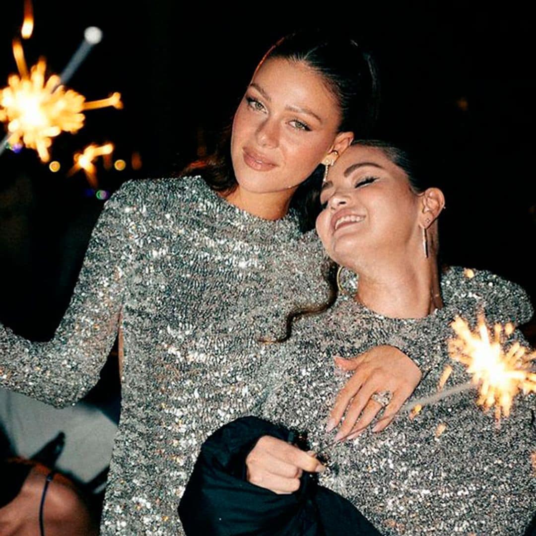 Selena Gomez y Nicola Peltz sellan su amistad con minivestidos 'glitter' a juego... ¡y también tatuajes!