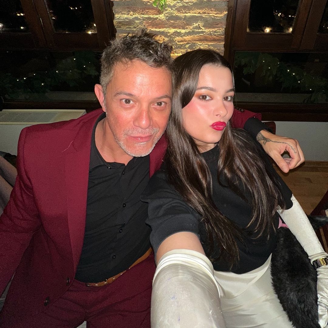 Manuela y Alma, hijas de Alejandro Sanz, protagonizan el más tierno posado de hermanas