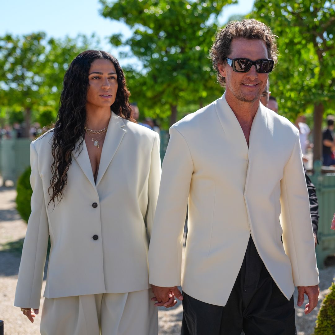 Versalles, moda y mucho amor: así fue el desfile de Jacquemus con McConaughey y Camila Alves a juego
