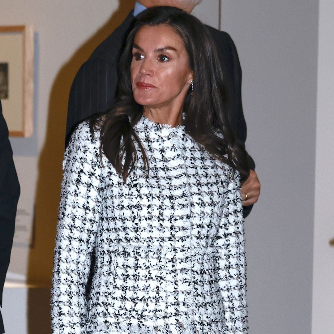 La reina Letizia apuesta todo al ‘tweed’ con un conjunto solidario: elegancia atemporal para recordar a Victoria Eugenia