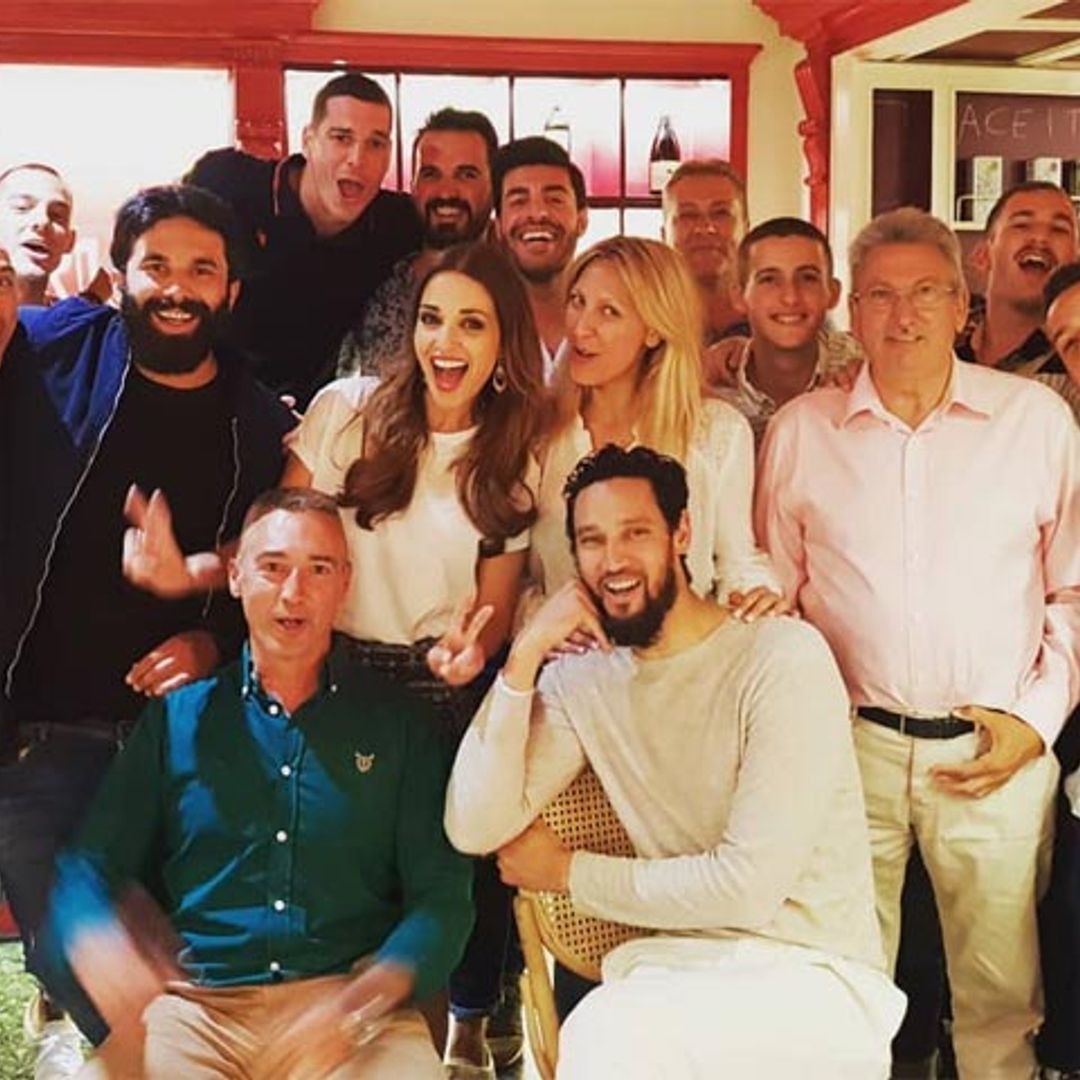 Paula Echevarría celebra con sus compañeros y Miguel Torres el ecuador del rodaje de 'Los nuestros'