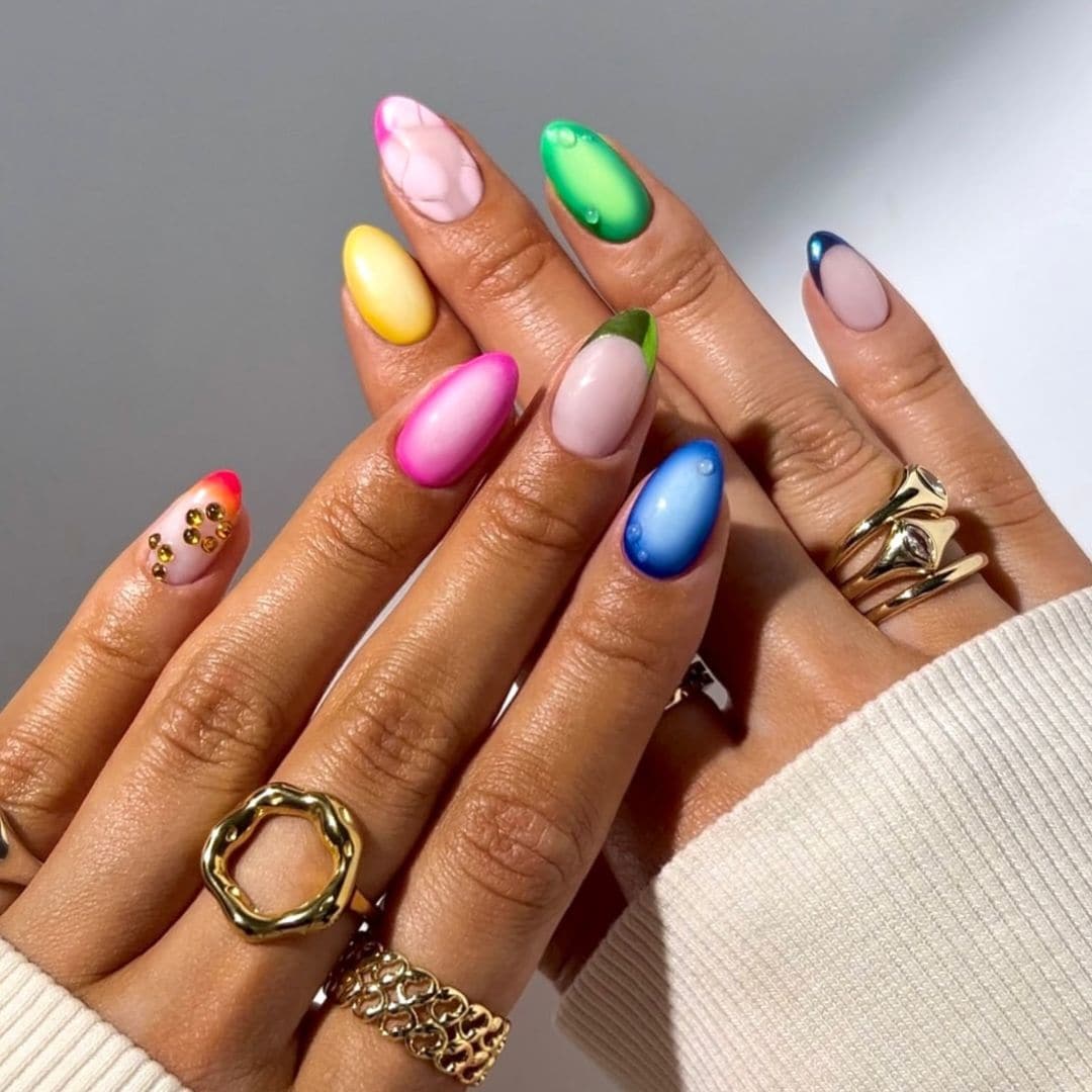 Adiós minimalismo, así es la inesperada tendencia de manicura más atrevida (y colorida) de la temporada