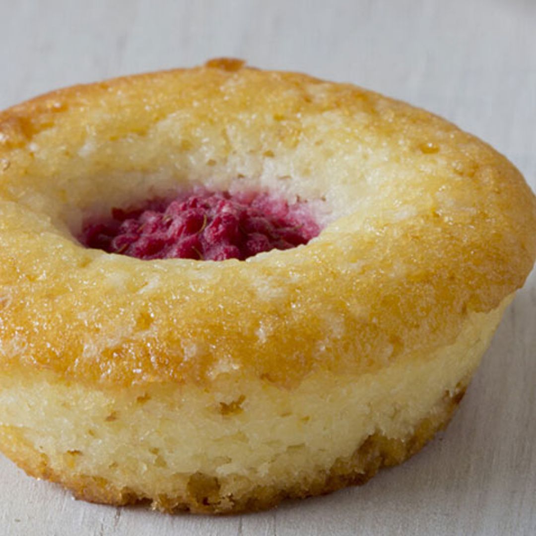 Magdalenas de coco y almendra con frambuesas