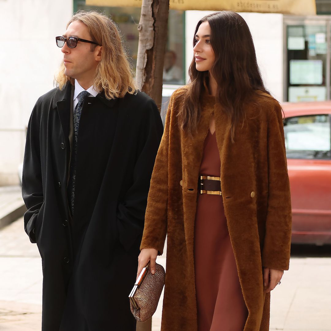 Rocío Crusset y Charlie Schein siendo fotografiados mientras pasean


