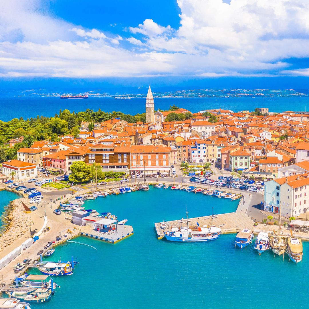 La marina y el singular casco antiguo de Izola, Eslovenia