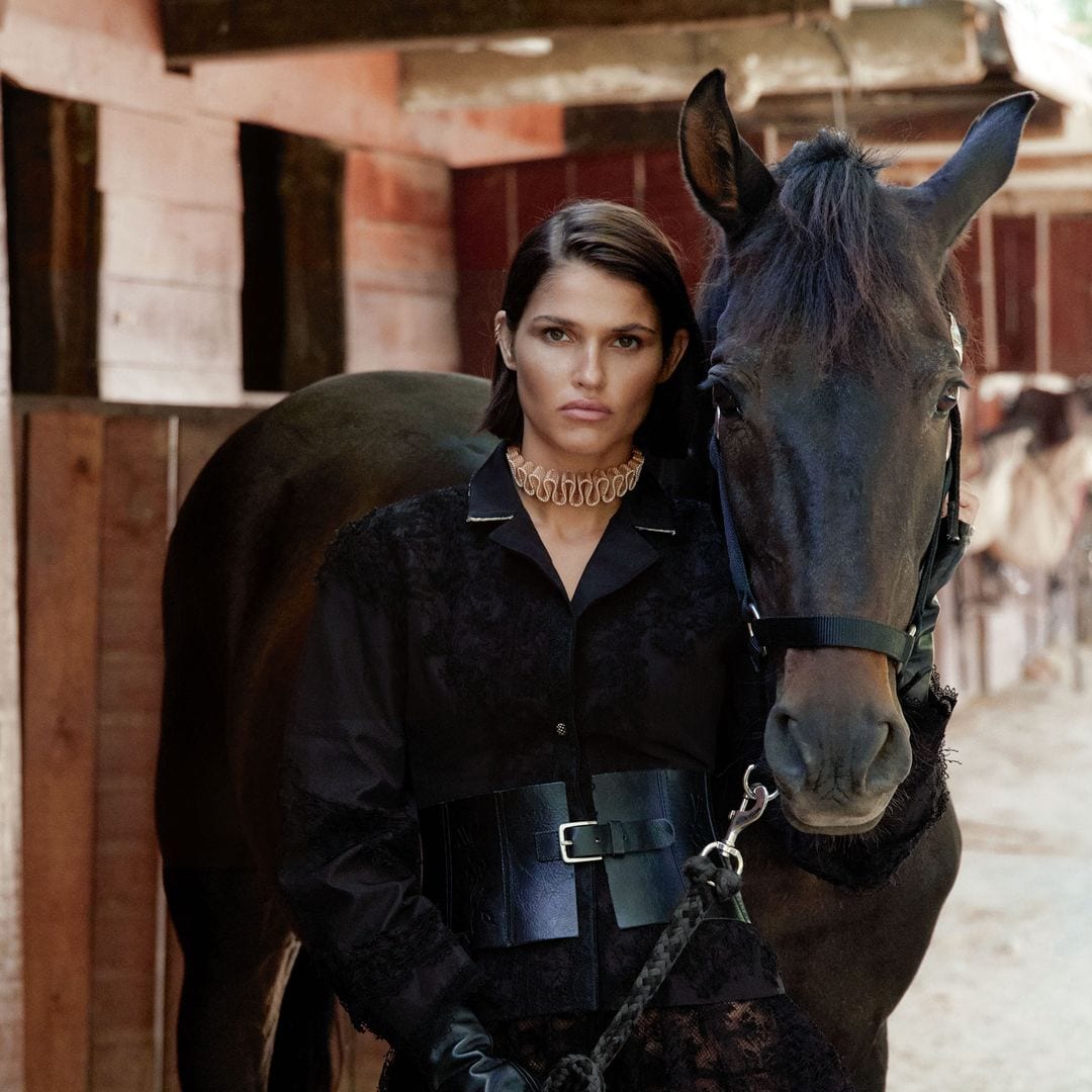 Chaqueta, falda y collar, de Dior; cinturón y guantes, de Zara; botas, de Alex Rivière x Aquazzura, y anillo, de Aristocrazy