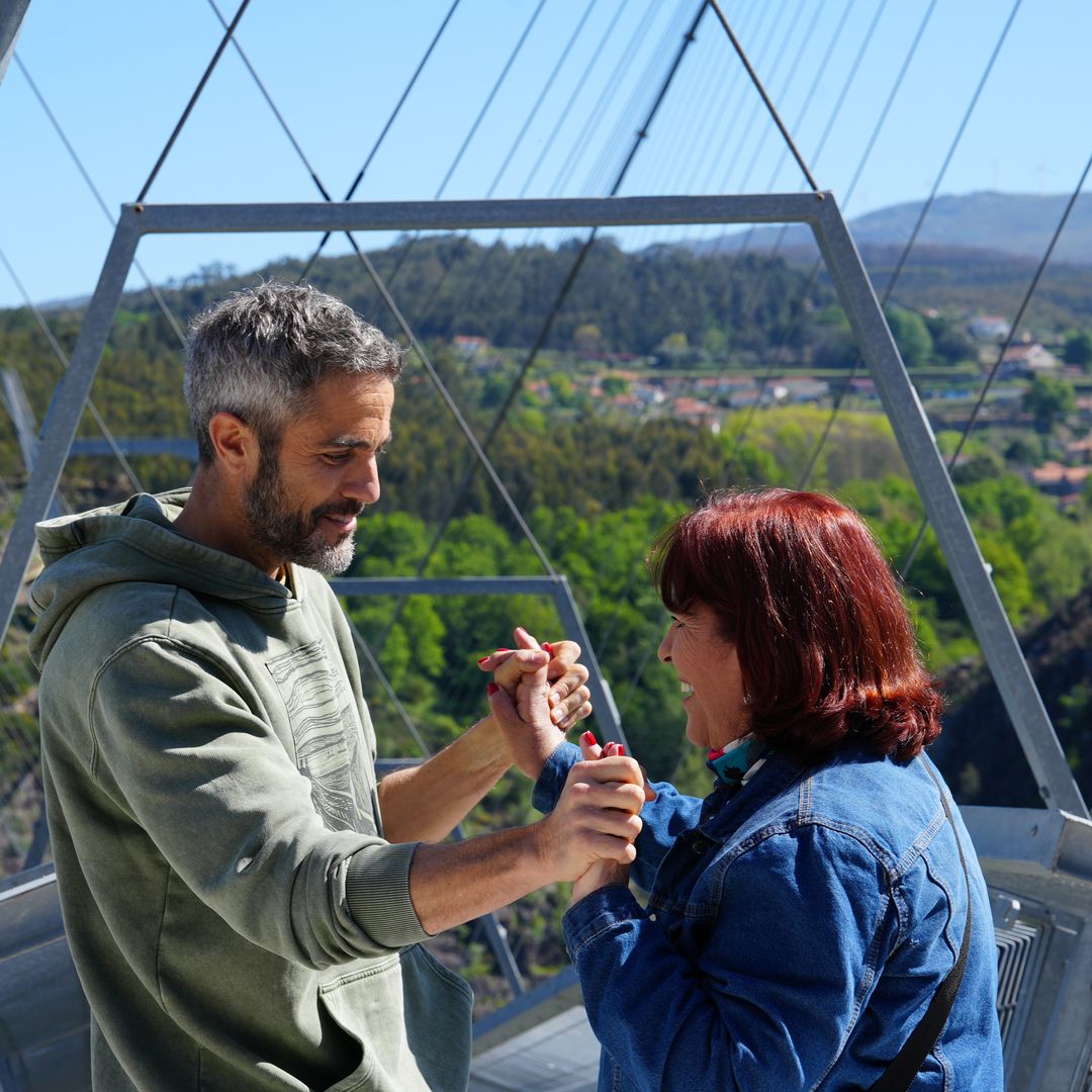 Roberto Leal y su madre, Mercedes Guillén, viajan a Oporto y las pasarelas sobre las aguas del río Paiva en la última entrega de ‘Nos vamos de madre’