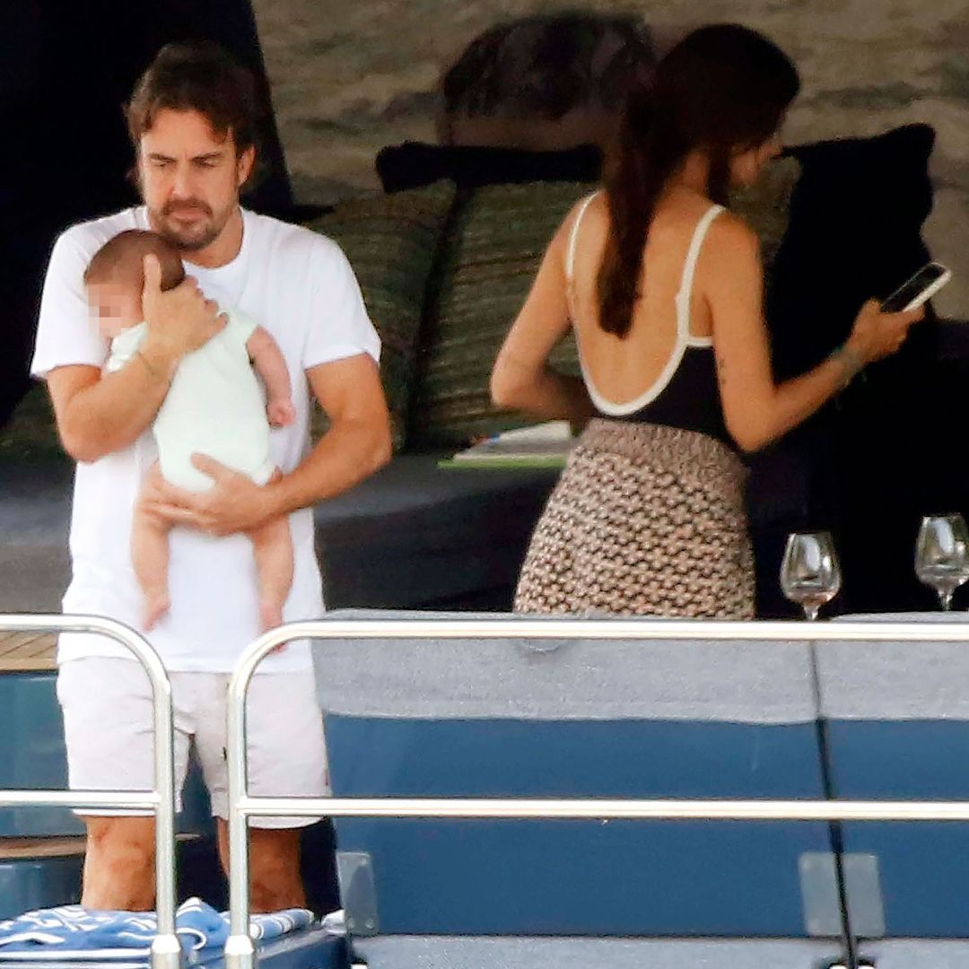 IMÁGENES EXCLUSIVAS: Fernando Alonso y Melissa Jiménez, primeras fotos con su hijo, Leonard, navegando por Mónaco
