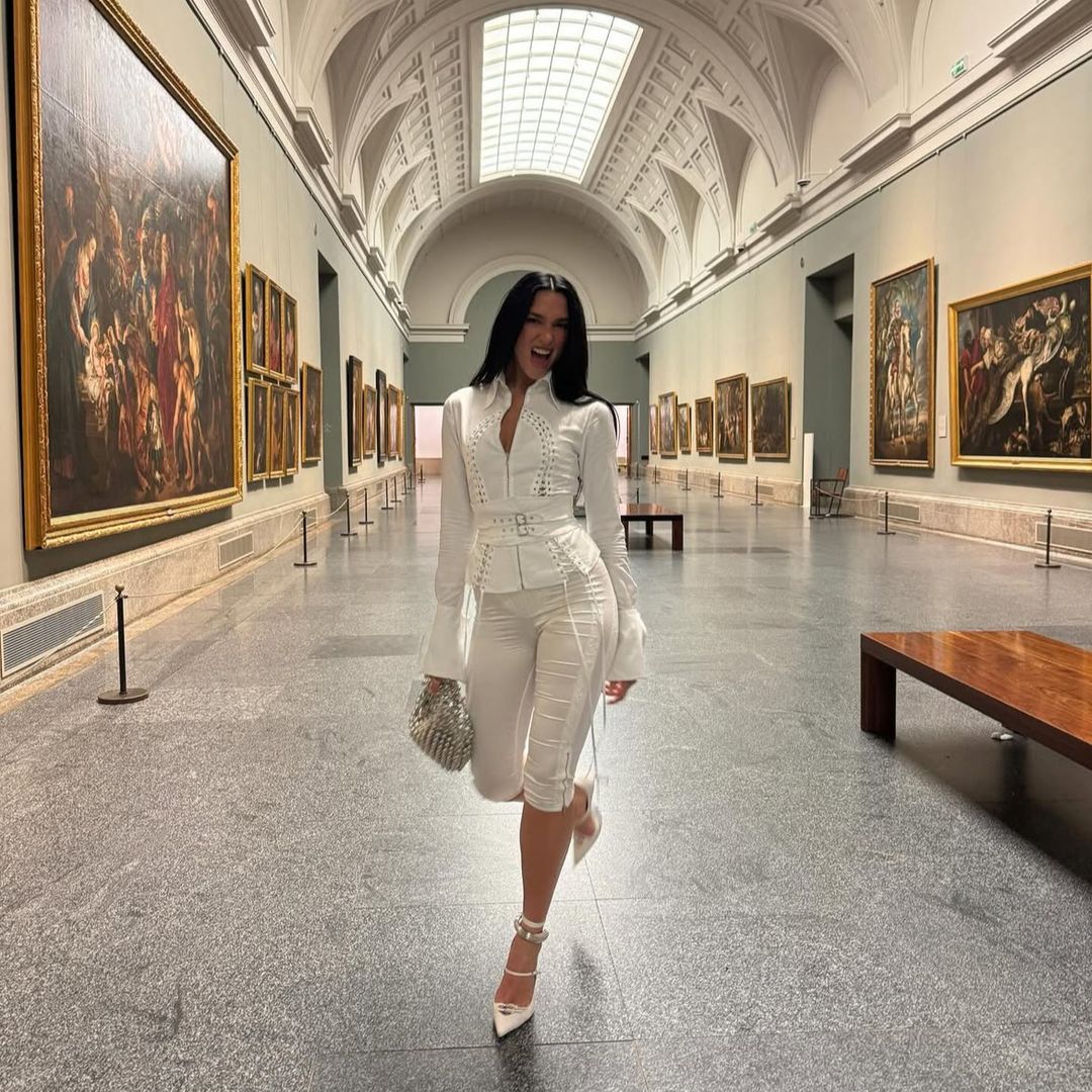 Dua Lipa recorrió algunos de los lugares más emblemáticos de Madrid