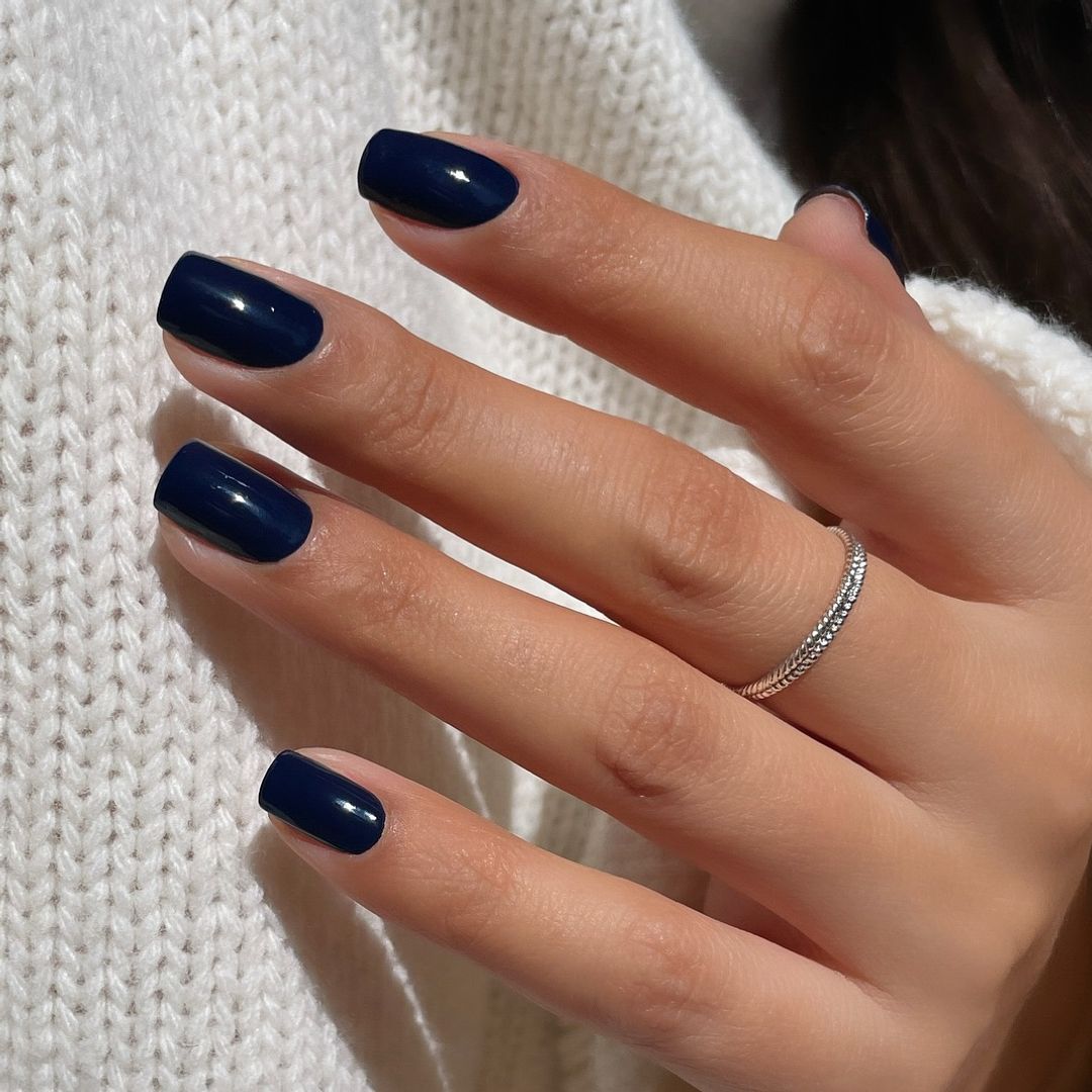 Manicura azul marino