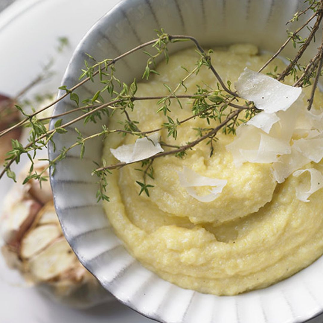Polenta cremosa con ajo asado y queso Pecorino
