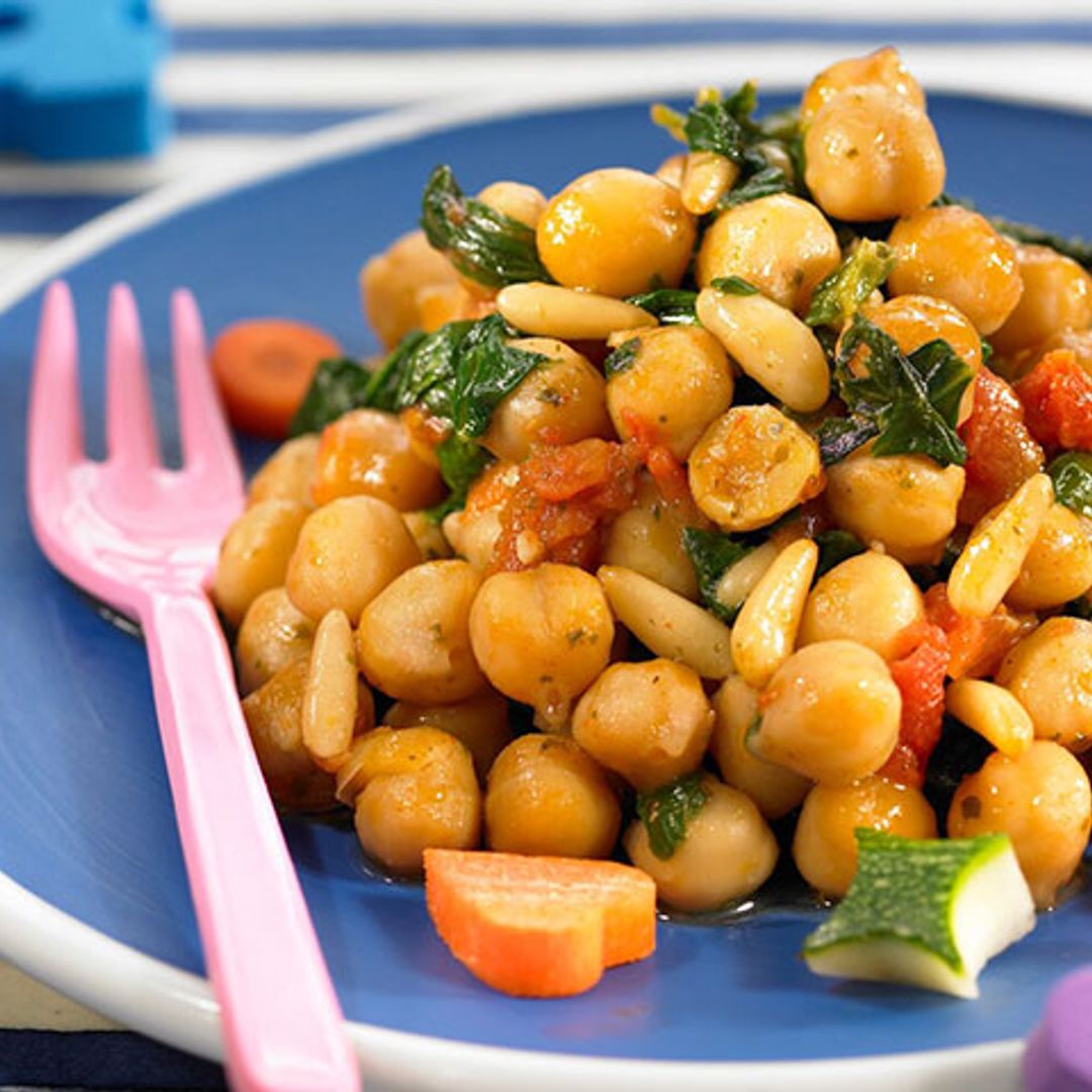 Salteado de garbanzos con verduras y piñones