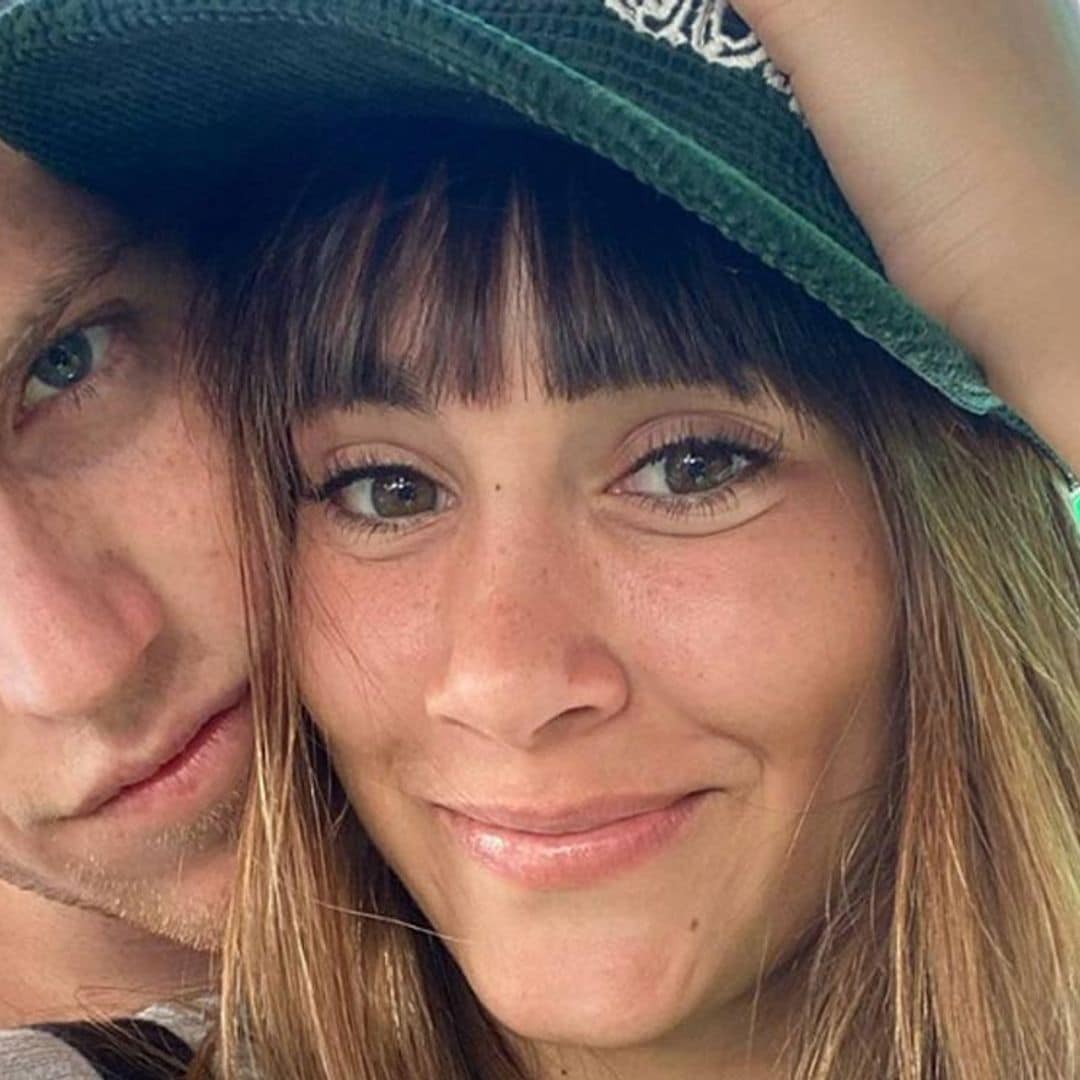 Aitana demuestra su habilidad sobre la tabla de surf de la mano de Miguel Bernardeau