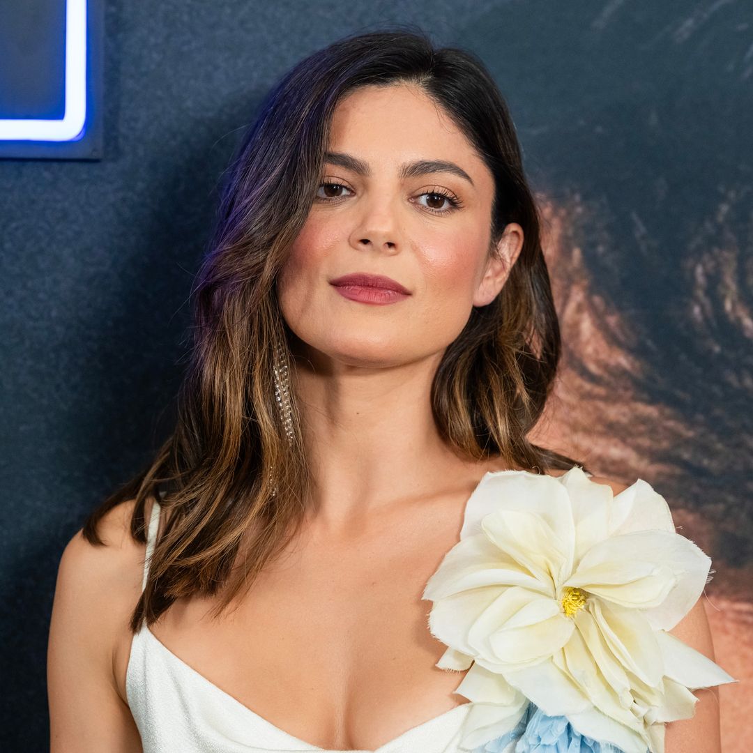Monica Barbaro es la nueva ‘it-girl’ del verano: desciframos sus fórmulas de estilo