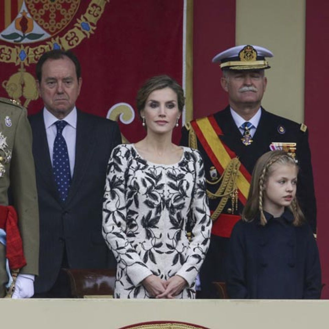 Los Reyes presiden bajo la lluvia el tradicional desfile de la Fiesta Nacional junto a sus hijas