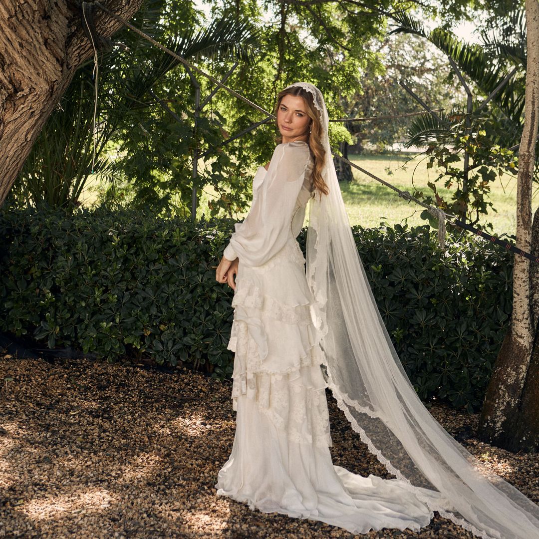 La historia de Virginia y el vestido de novia con volantes, inspirado en su madre, que llevó en su boda en Ibiza