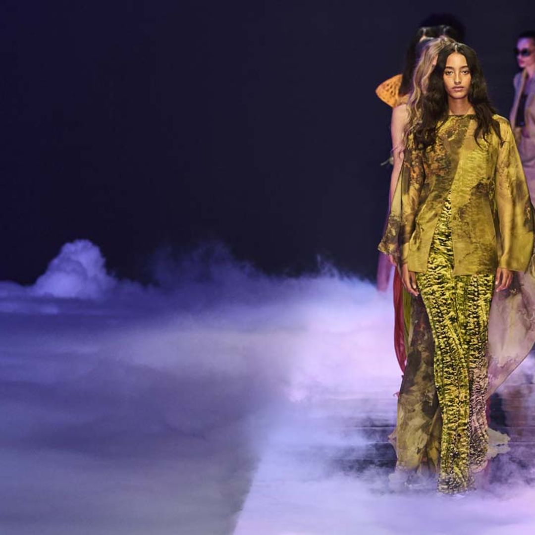 Alberta Ferretti se renueva con looks desenfadados y guiños deportivos