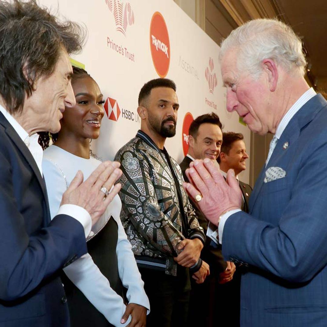 Dos 'cobras' y saludos Namasté, Carlos de Inglaterra pone humor a la crisis del coronavirus
