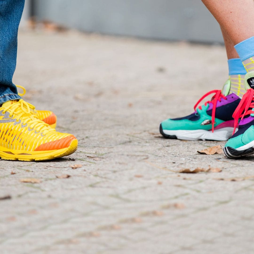 Realza tus estilismos de verano con estas zapatillas de colores que combinan con todo