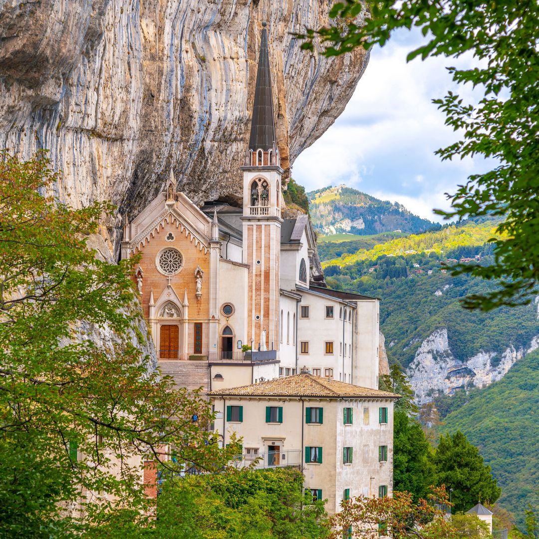 El espectacular santuario de Italia que parece colgado de un precipicio: una joya escondida entre montañas que desafía al vértigo
