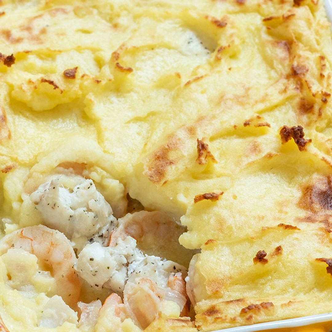 Pastel de patata con gambas y merluza