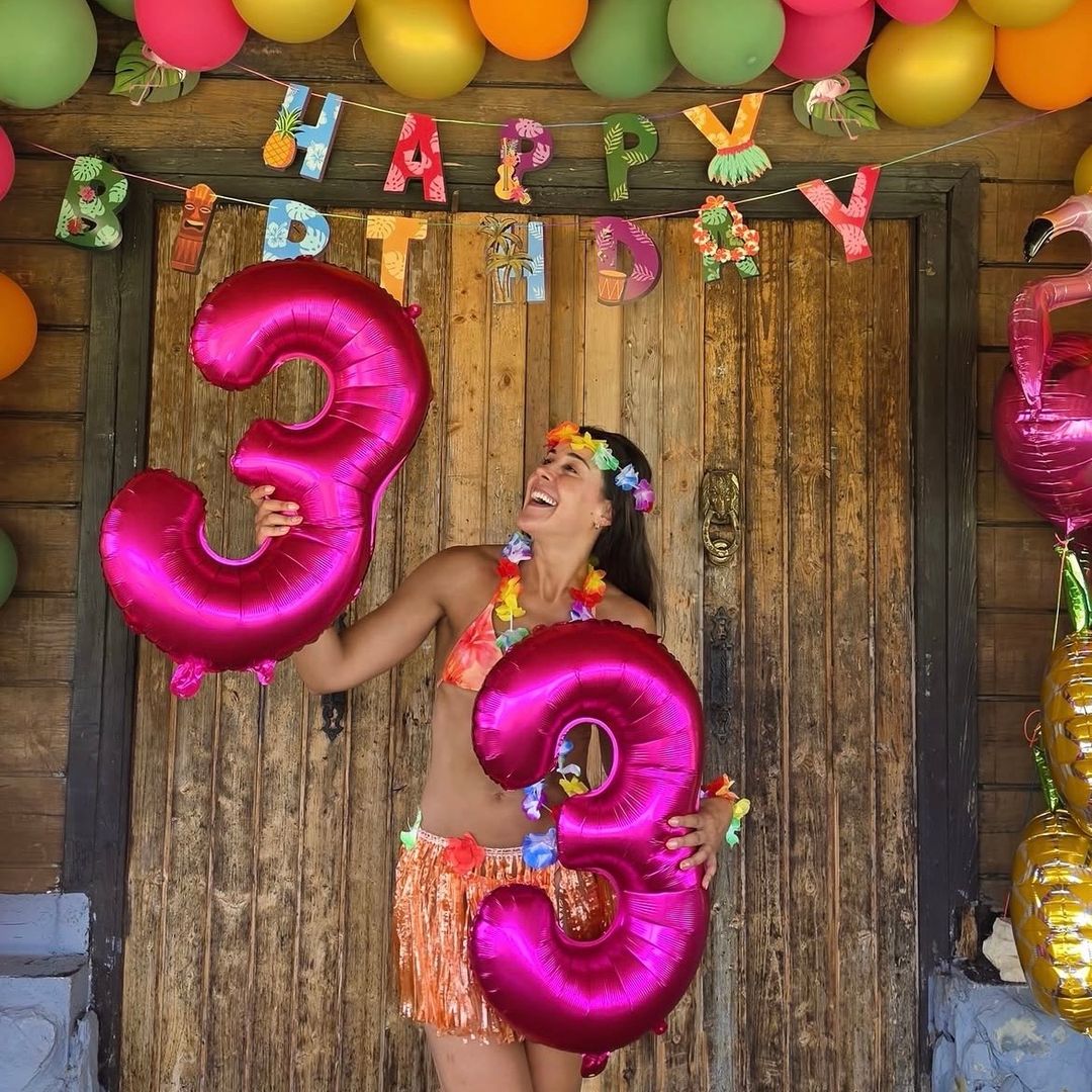 Las imágenes de la impresionante fiesta hawaiiana con la que Carolina Marín ha celebrado su 33º cumpleaños, el primero tras su retirada