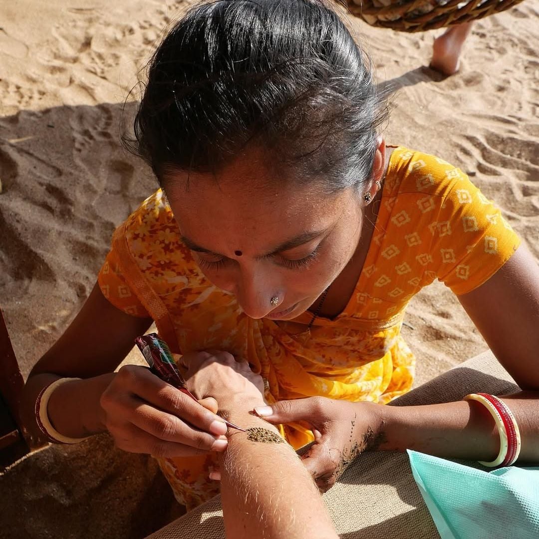 Juana Acosta se pinta de henna en la India