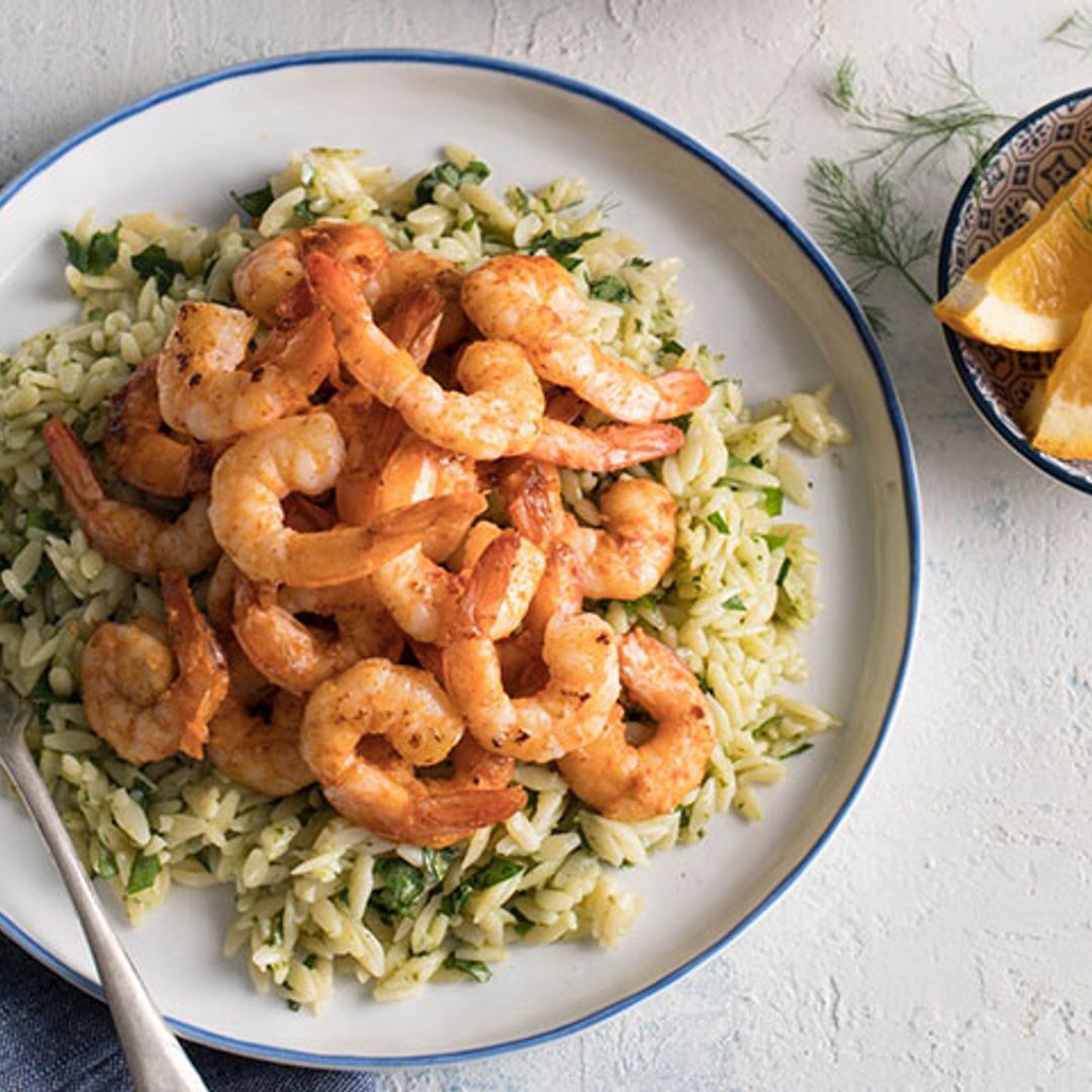 Gambas marinadas sobre orzo con hierbas aromáticas y naranja con ensalada de col