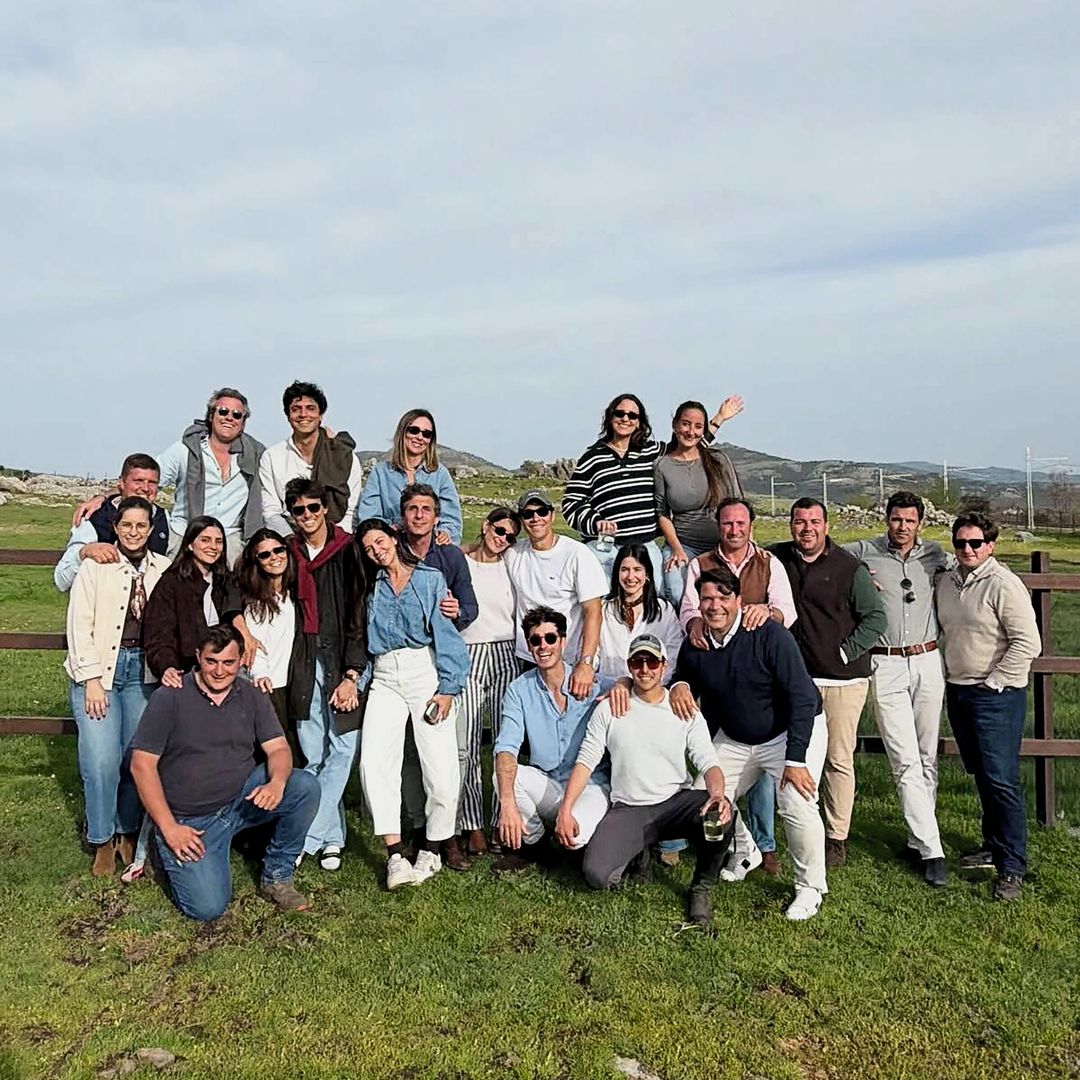 En la imagen del grupo, compartida por Pablo Castellano en la celebración de cumpleaños de Marco Juncadella Hohenlohe, marido de la "influencer" Lucía Bárcena