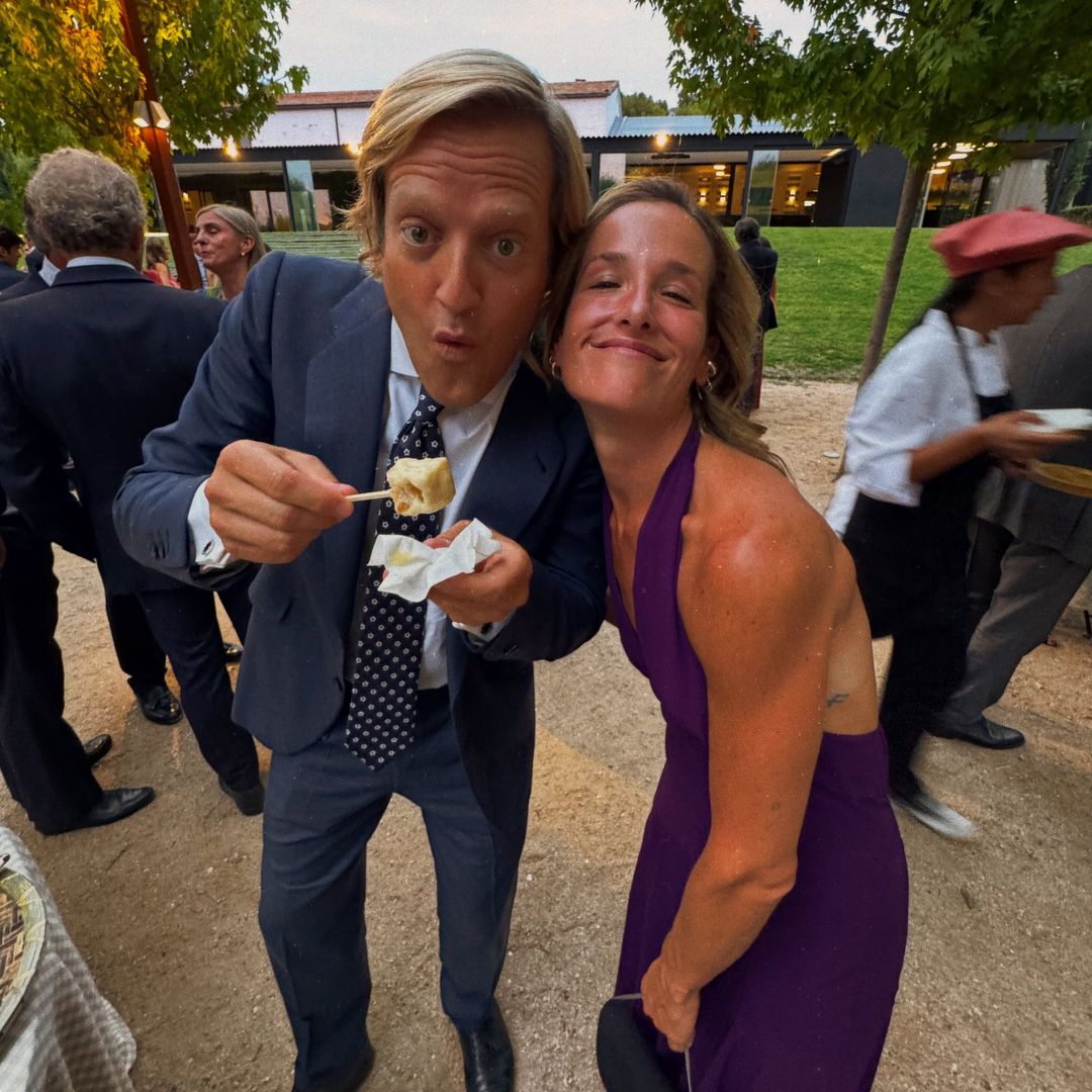 Primeras palabras de Macarena, hija de Emilio Aragón, tras anunciar su compromiso: "No gano para kleenex"