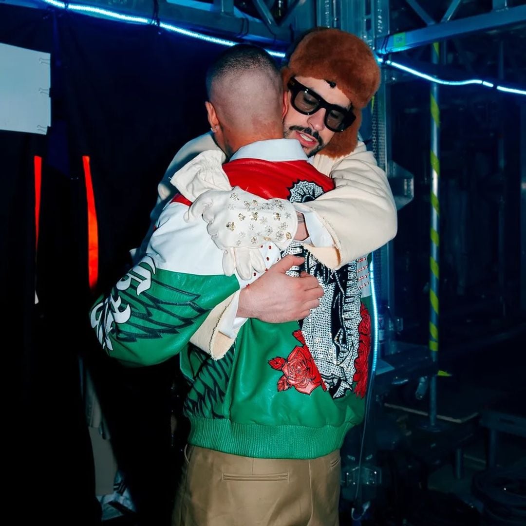 Con este abrazo los cantantes se reconciliaron