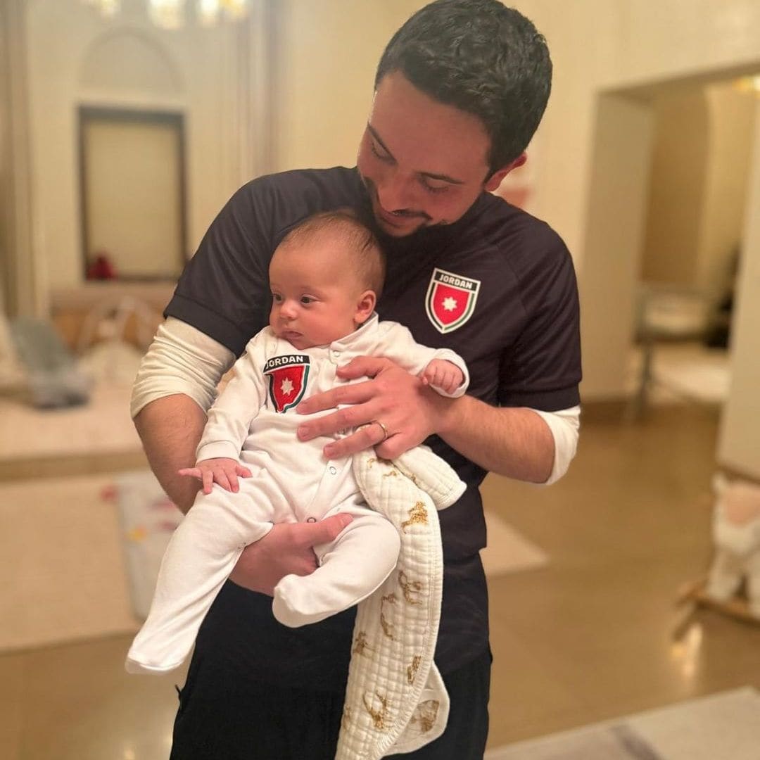 La princesa Iman anima a la selección de fútbol jordana con solo tres meses