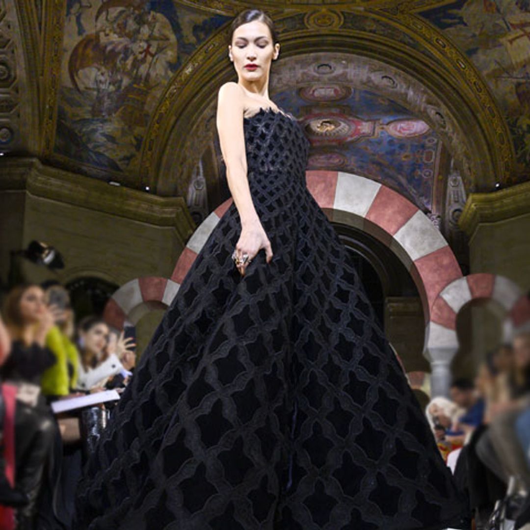 Bella Hadid desvela la última apuesta de Oscar de la Renta para vestir de fiesta