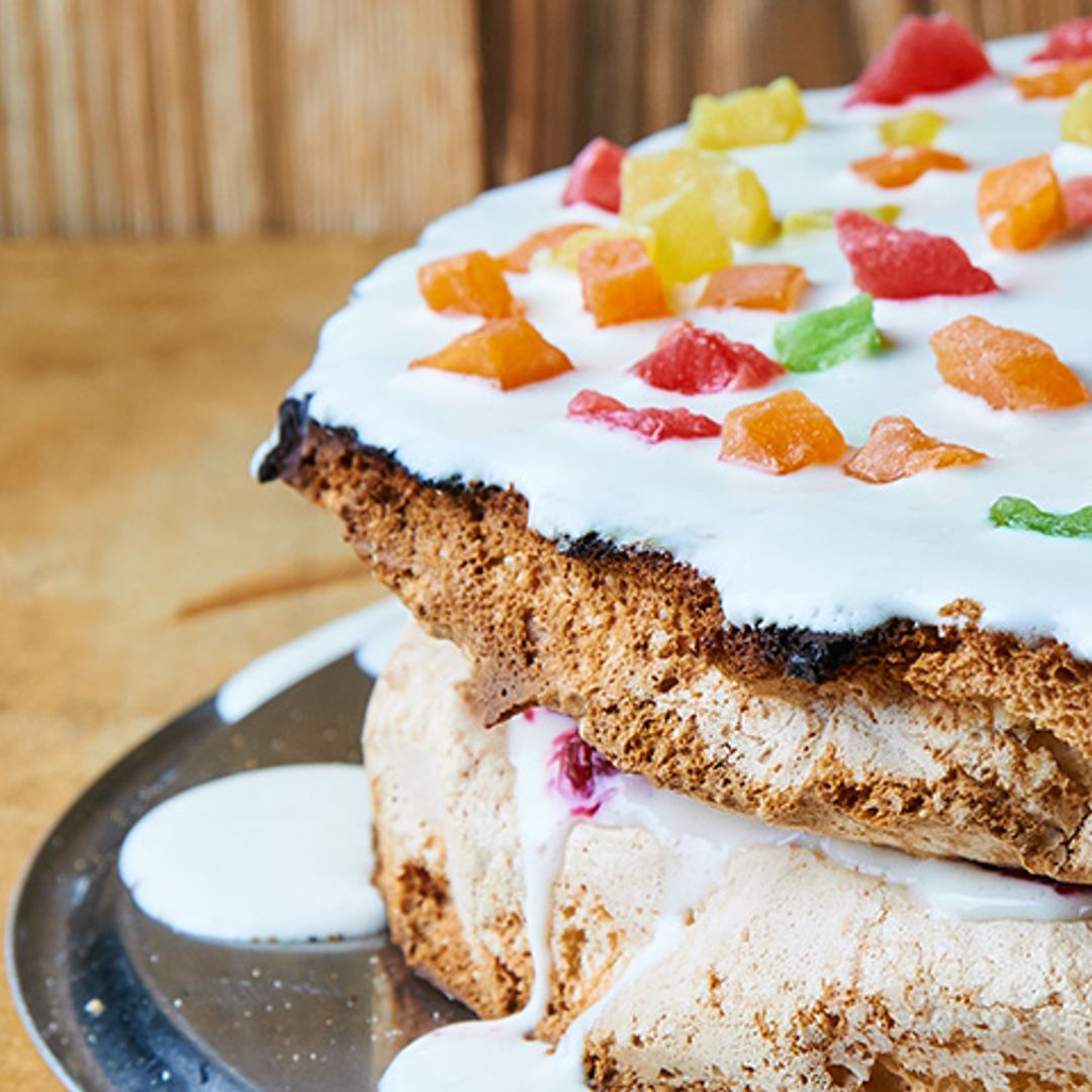 ¡Aporta un toque divertido a tus postres con esta receta de bizcocho de colores!