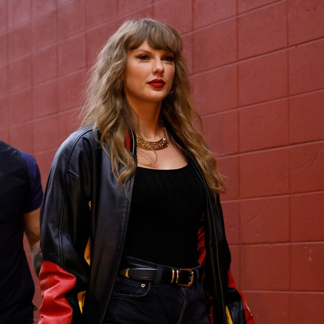 Plano medio de Taylor Swift con shorts, botas y cazadora vintage