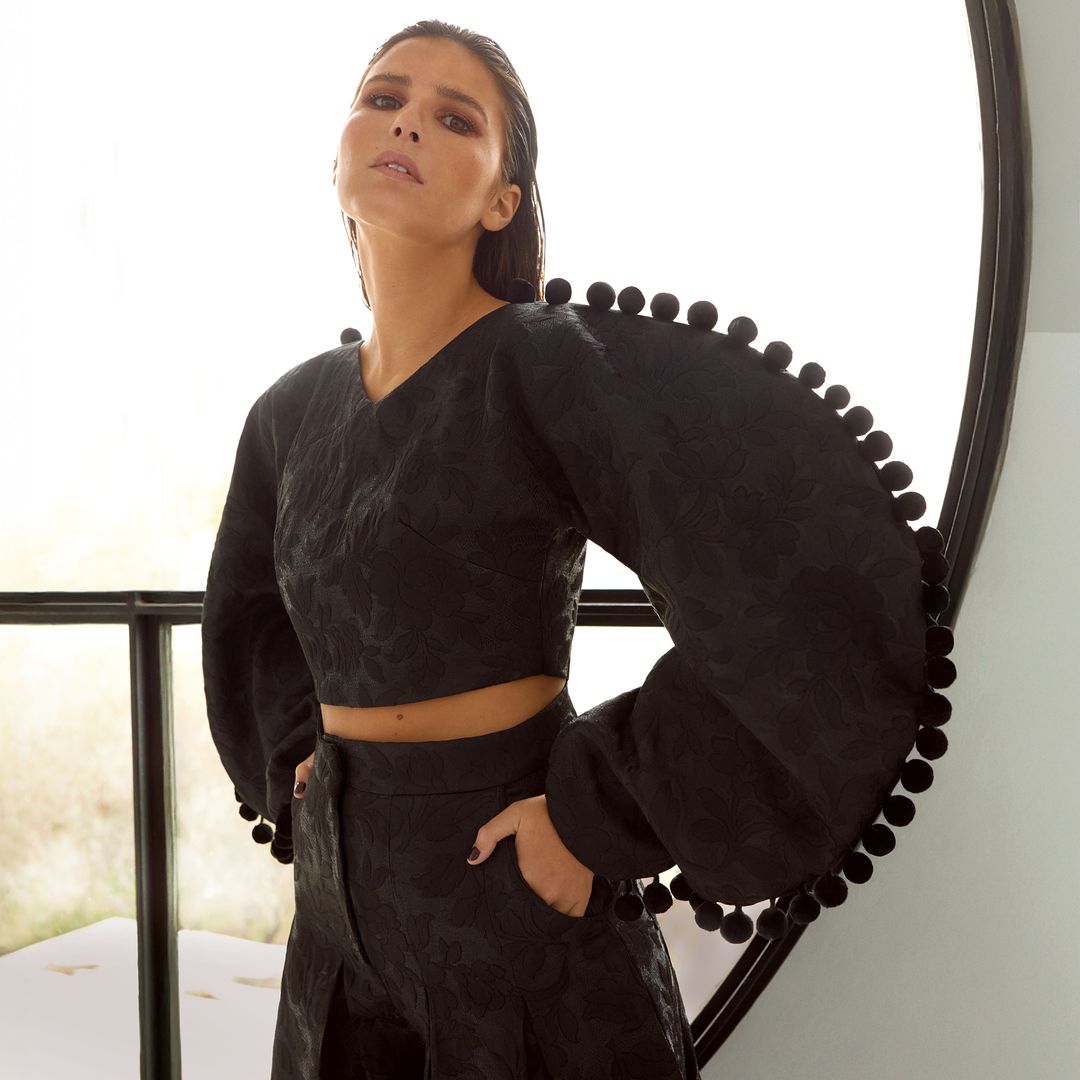 Cayetana Rivera con un diseño de su colección